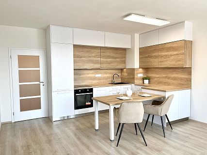 byt-2-kk-s-krasnou-kuchyni