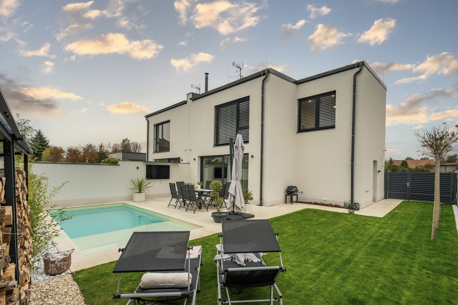 Luxury house with swimming pool for rent