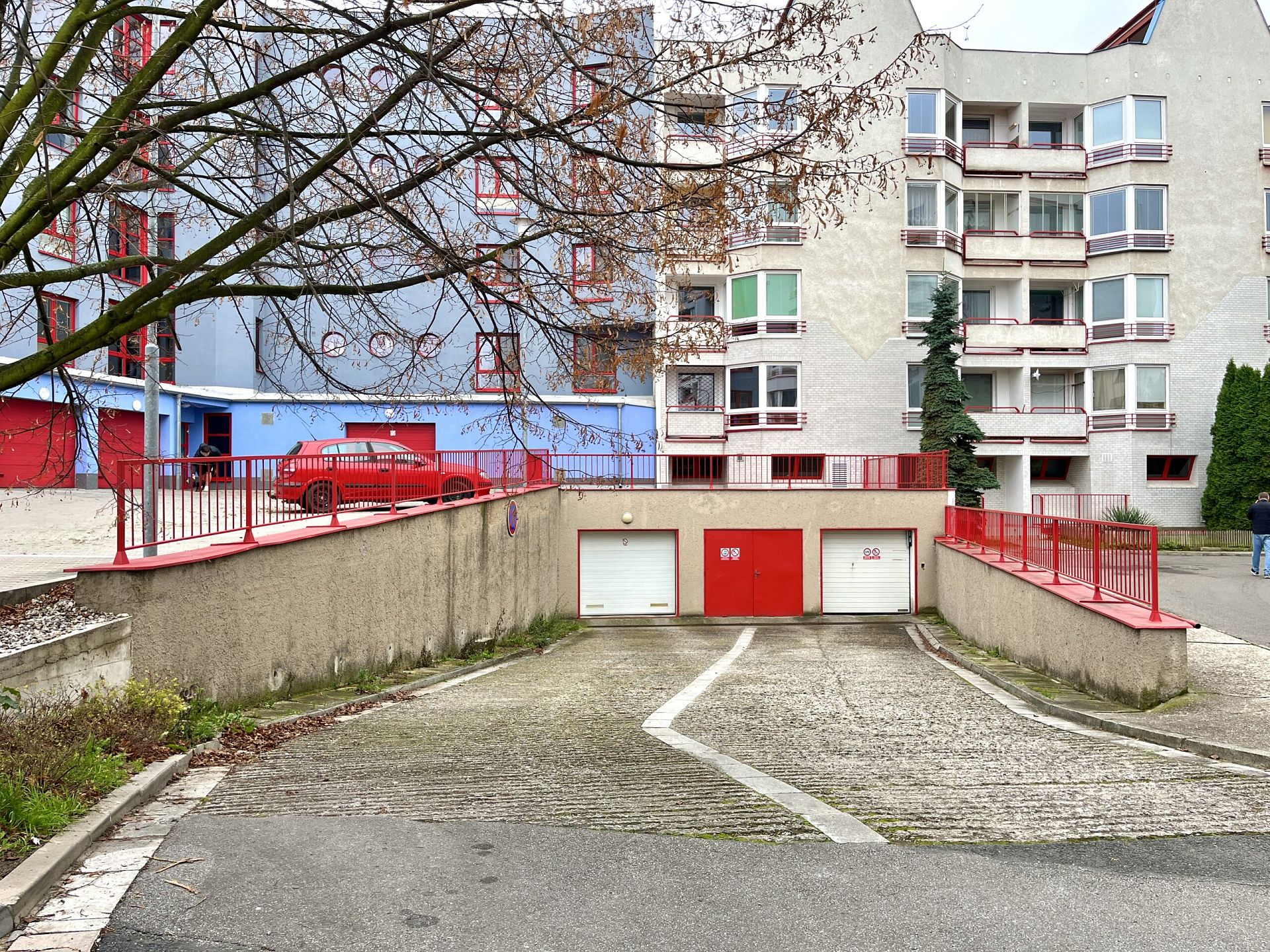 Pronájem garážového stání 15 m²