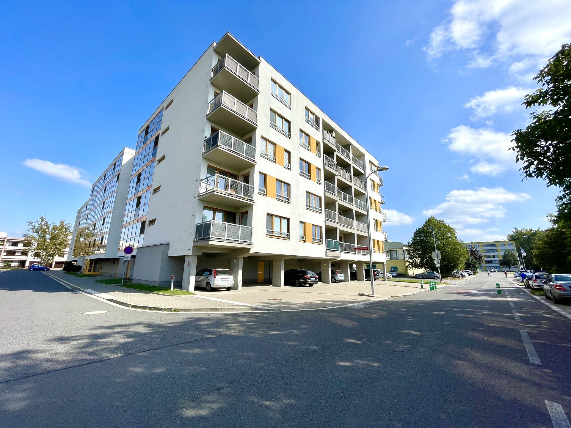 Pronájem moderního bytu 2+kk s lodžií a sklepem