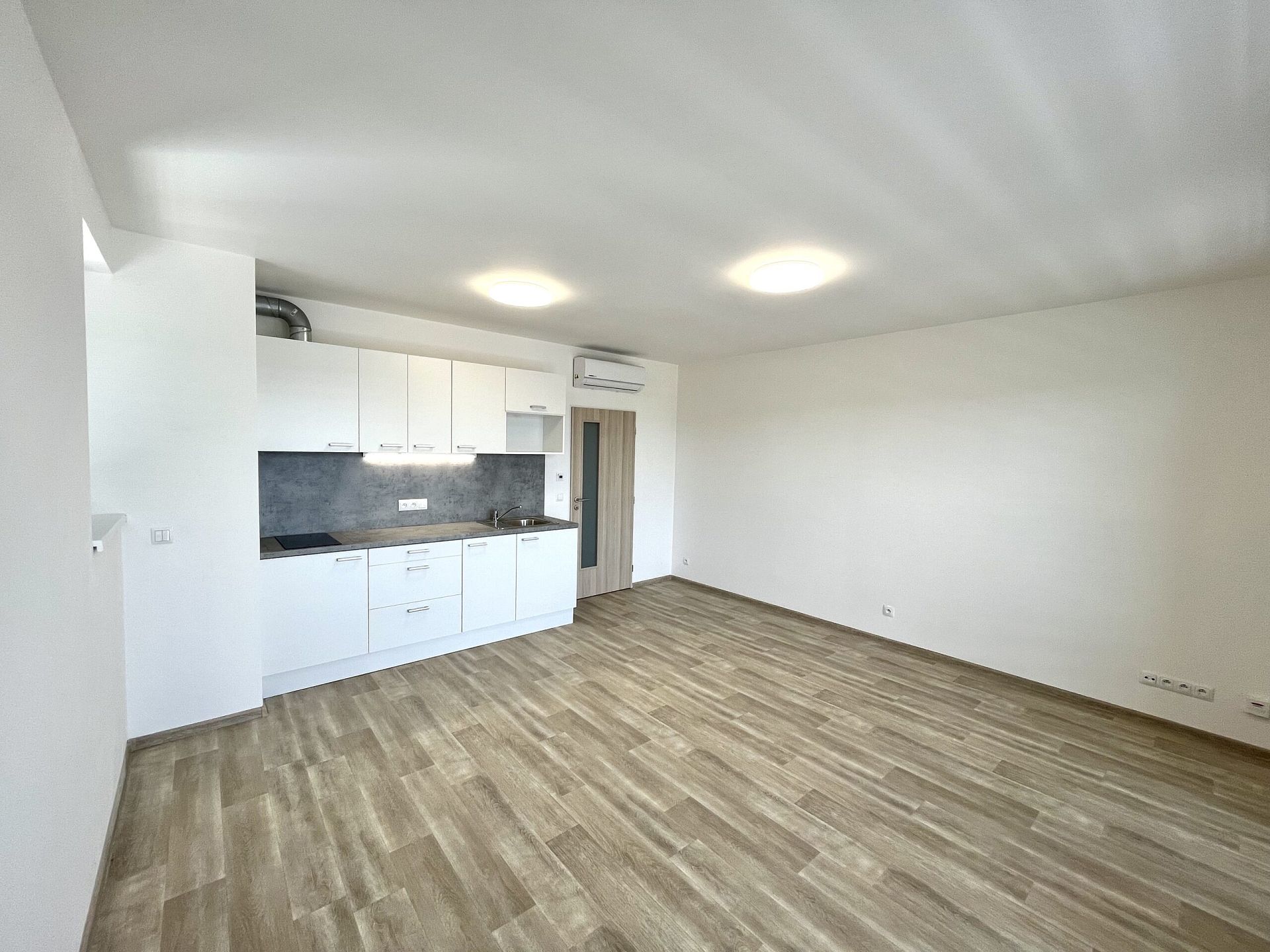 Pronájem nového bytu 1+kk 39 m² s balkónem a sklepem