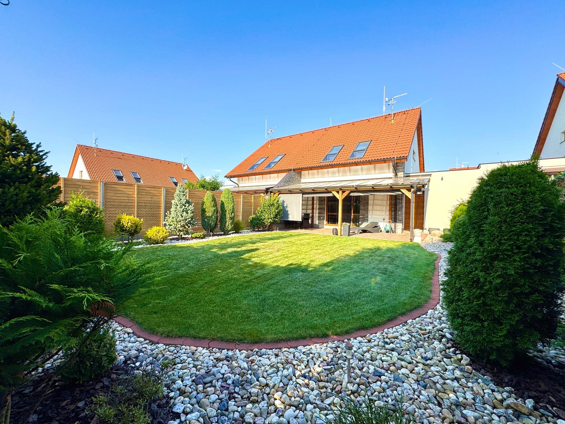 Pronájem rodinného domu, pozemek 288 m²