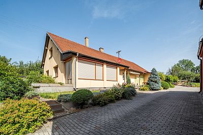 Bydlení s velkým pozemkem a stodolou
