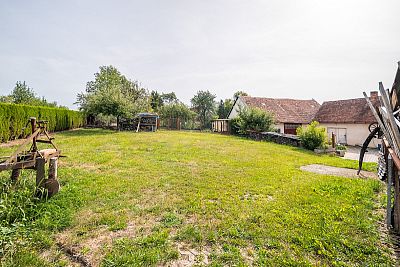 Bydlení s velkým pozemkem a stodolou