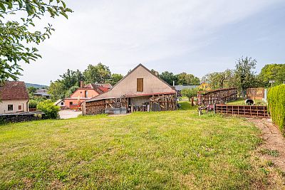 Bydlení s velkým pozemkem a stodolou