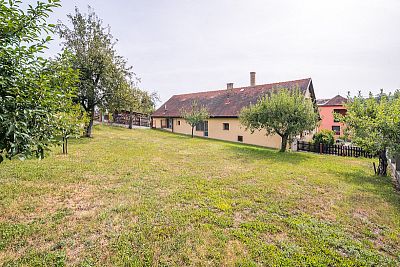 Bydlení s velkým pozemkem a stodolou