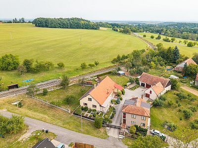 Bydlení s velkým pozemkem a stodolou