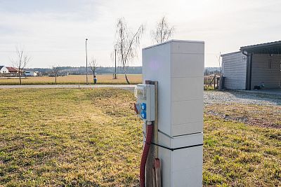 Elektrický budník již na pozemku