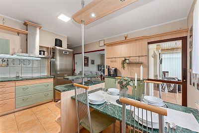 For sale family house with garage and winter garden 184 m²