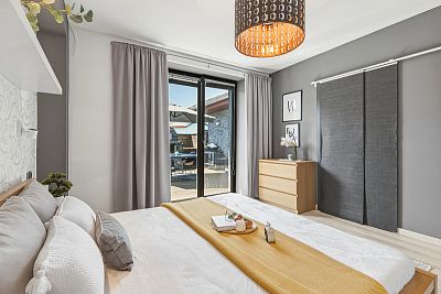 Ložnice s přímým vstupem do šatny a na terasu