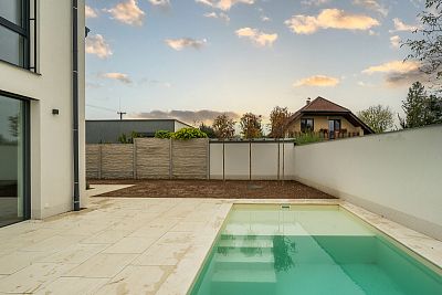 Luxury house with swimming pool for rent