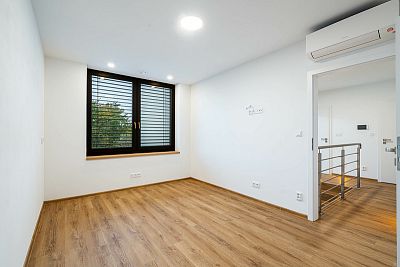 Luxusní dům s bazénem k pronájmu
