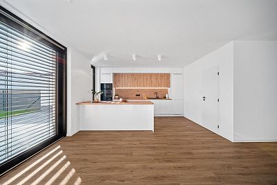 Moderní bydlení 7 min. od centra (s kuchyní a šatnou)