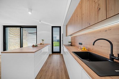 Moderní bydlení 7 min. od centra (s kuchyní a šatnou)