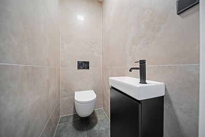 Moderní bydlení 7 min. od centra (s kuchyní a šatnou)