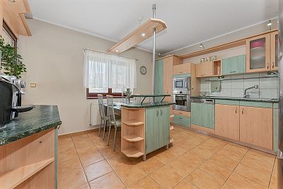 Prodej rodinného domu s garáží a zimní zahradou 184 m²