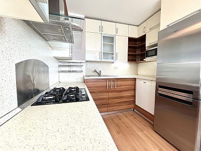Pronájem bytu 3+kk 81 m² s lodžií, sklepem a výtahem