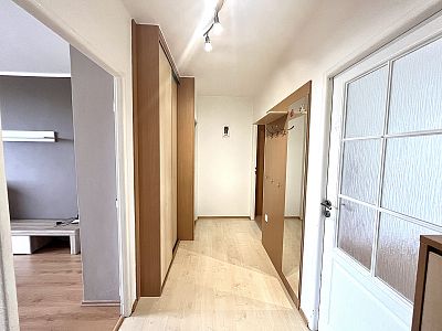 Pronájem bytu 3+kk 81 m² s lodžií, sklepem a výtahem