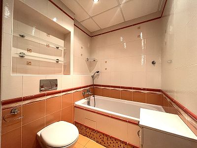 Pronájem bytu 3+kk 81 m² s lodžií, sklepem a výtahem