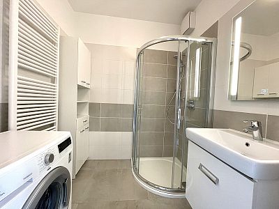 Pronájem moderního bytu 2+kk s lodžií a sklepem