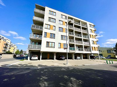 Pronájem moderního bytu 2+kk s lodžií a sklepem