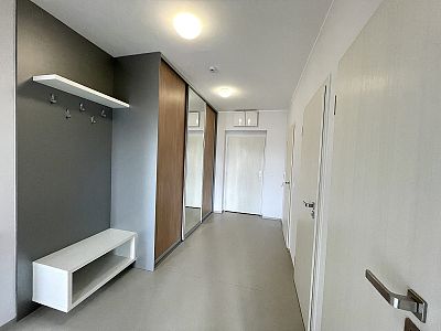 Pronájem moderního bytu 2+kk s lodžií a sklepem