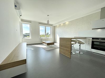 Pronájem moderního bytu 2+kk s lodžií a sklepem