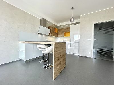 Pronájem moderního bytu 2+kk s lodžií a sklepem