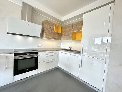 Pronájem moderního bytu 2+kk s lodžií a sklepem
