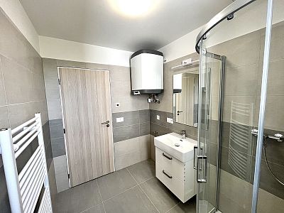 Pronájem nového bytu 1+kk m² s balkónem a sklepem