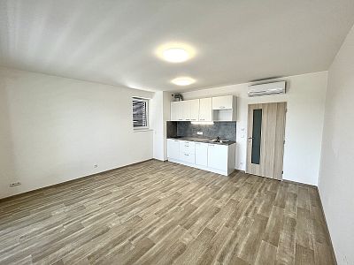 Pronájem nového bytu 1+kk m² s balkónem a sklepem