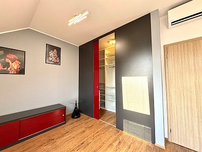Pronájem rodinného domu, pozemek 288 m²