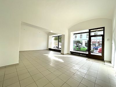 Rental of commercial space with parking space