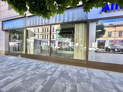 Rental of commercial space with parking space