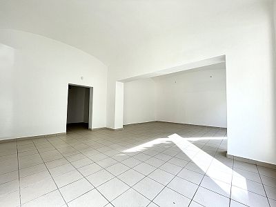 Rental of commercial space with parking space