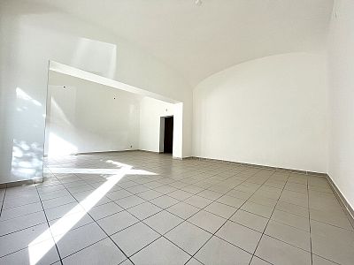 Rental of commercial space with parking space