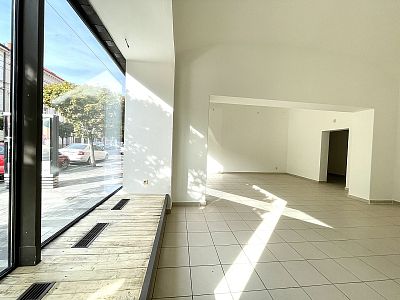 Rental of commercial space with parking space