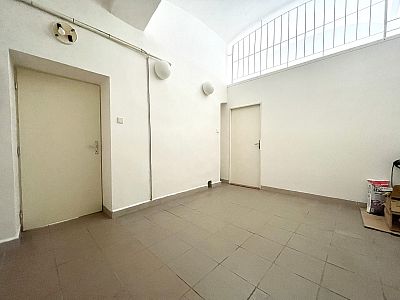 Rental of commercial space with parking space