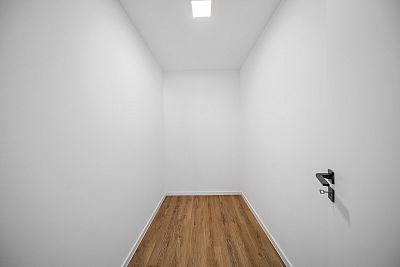 Šatna s přímým vstupem z ložnice