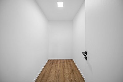 Šatna s přímým vstupem z pokoje