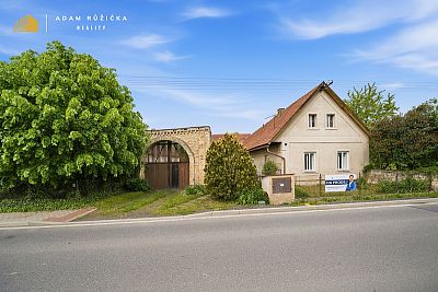 Usedlost s téměř půl hektarem pozemku