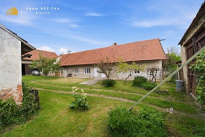 Usedlost s téměř půl hektarem pozemku