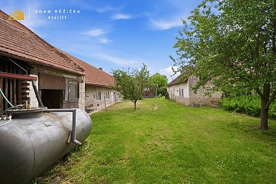 Usedlost s téměř půl hektarem pozemku