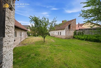 Usedlost s téměř půl hektarem pozemku